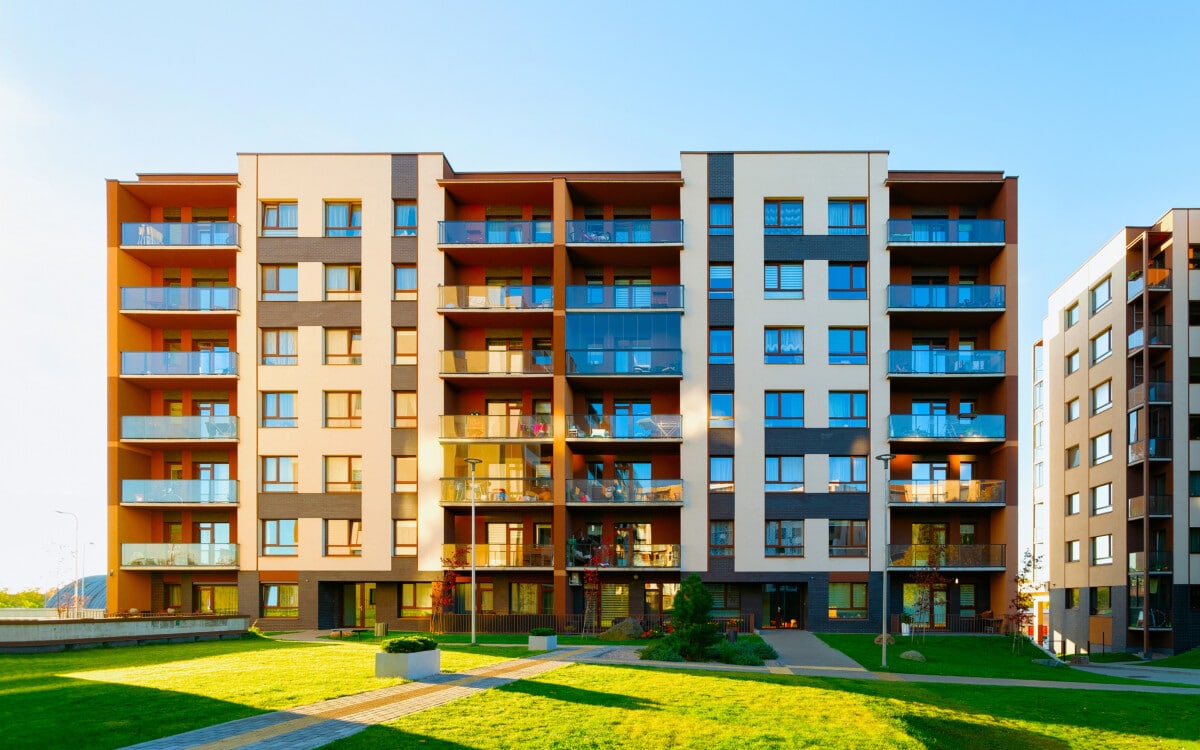Façade d'un immeuble résidentiel moderne à Montréal, inspecté selon les normes de la Loi 16 sur les copropriétés